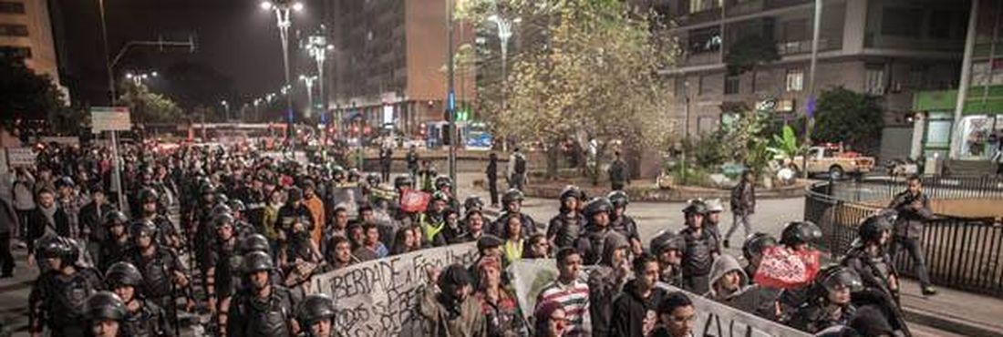 Tropa de Choque usa bombas de efeito moral para dispersar protesto em São Paulo
