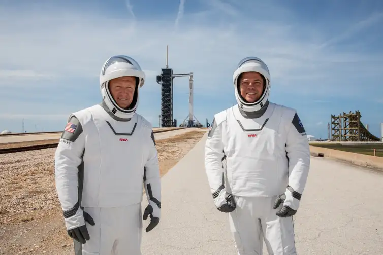 Os astronautas da Nasa Douglas Hurley and Robert Behnken participam de prova das roupas para o lançamento no Centro Espacial Kennedy.