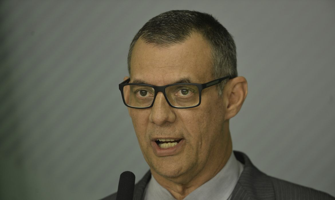 O porta-voz da Presidência da República, Otávio do Rêgo Barros, fala à imprensa, no Palácio do Planalto.