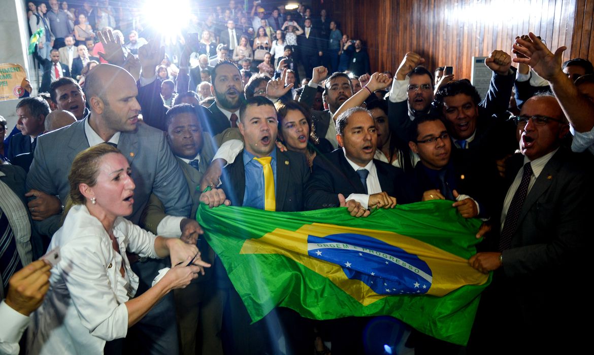 Brasília - Grupos pró e contra o impeachment da presidenta Dilma Rousseff se enfrentam no Congresso Nacional. A mobilização foi motivada pelo pedido de impeachment elaborado pelo Conselho Federal da OAB, protocolado nesta segunda-feira 
