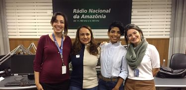 Ouvinte Vanda Hussein em visita ao estúdio da Rádio Nacional da Amazônia