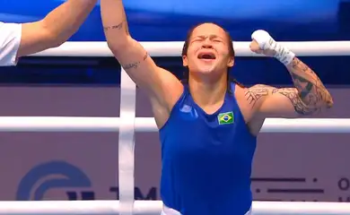 Brasileira Bia Ferreira vence chinesa e é campeã mundial de boxe