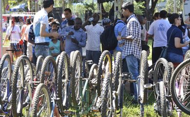 Brasília - A organização não governamental Rodas da Paz doa bicicletas a refugiado de varios países (Antonio Cruz/Agência Brasil)
