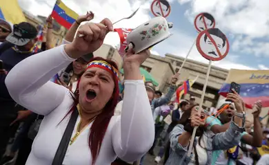 A Venezuelan woman living in Colombia gestures during a protest in support for opposition amid the disputed Venezuelan presidential election, at the Plaza de Bolivar, in Bogota, Colombia August 3, 2024. Reuters/Nathalia Angarita/Proibida reprodução