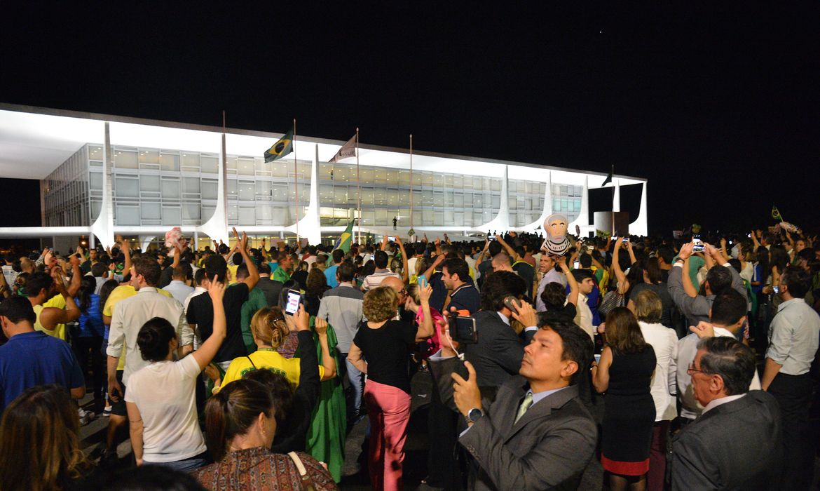 Brasília - Protesto contra a nomeação do ex-presidente Lula como ministro da Casa Civil, em frente ao Palácio do Planalto (Wilson Dias/Agência Brasil)