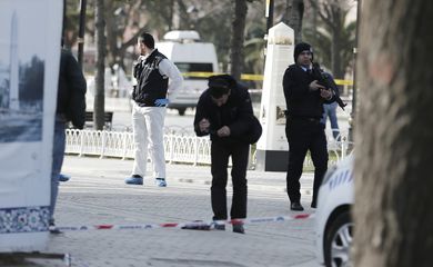 Policiais e paramedicos fazem busca na região central de Istambul, onde um atentado suicida deixou ao menos 10 mortos e 15 feridos, sendo a maioria turistas