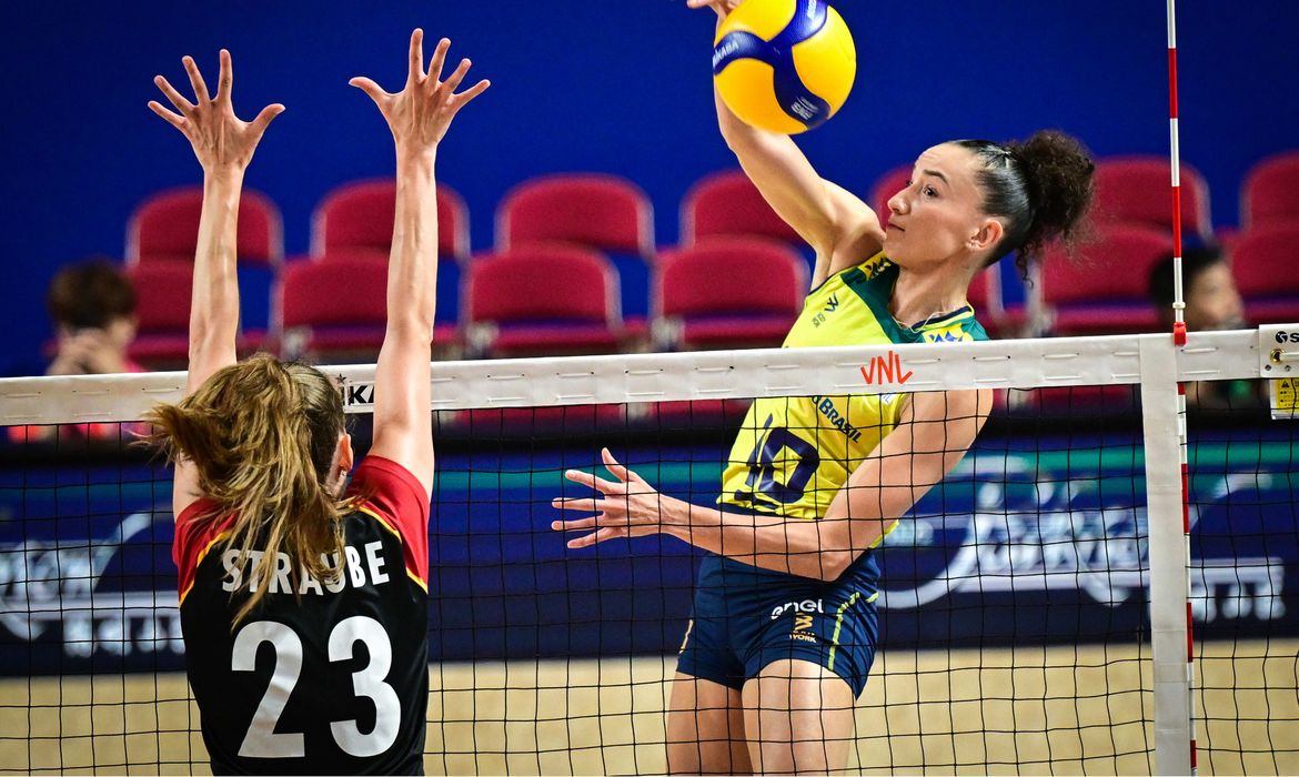 Divulgação/Volleyball World Capitã Gabi no ataque: Brasil vence Alemanha por 3 sets a 1 - 10º triunfo seguindo na Liga das Nações de Volêi Feminino, em 13/06/2024