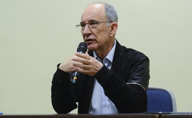 São Paulo - O presidente do Partido dos Trabalhadores, Rui Falcão, fala à imprensa no Novotel Jaraguá (Rovena Rosa/Agência Brasil)