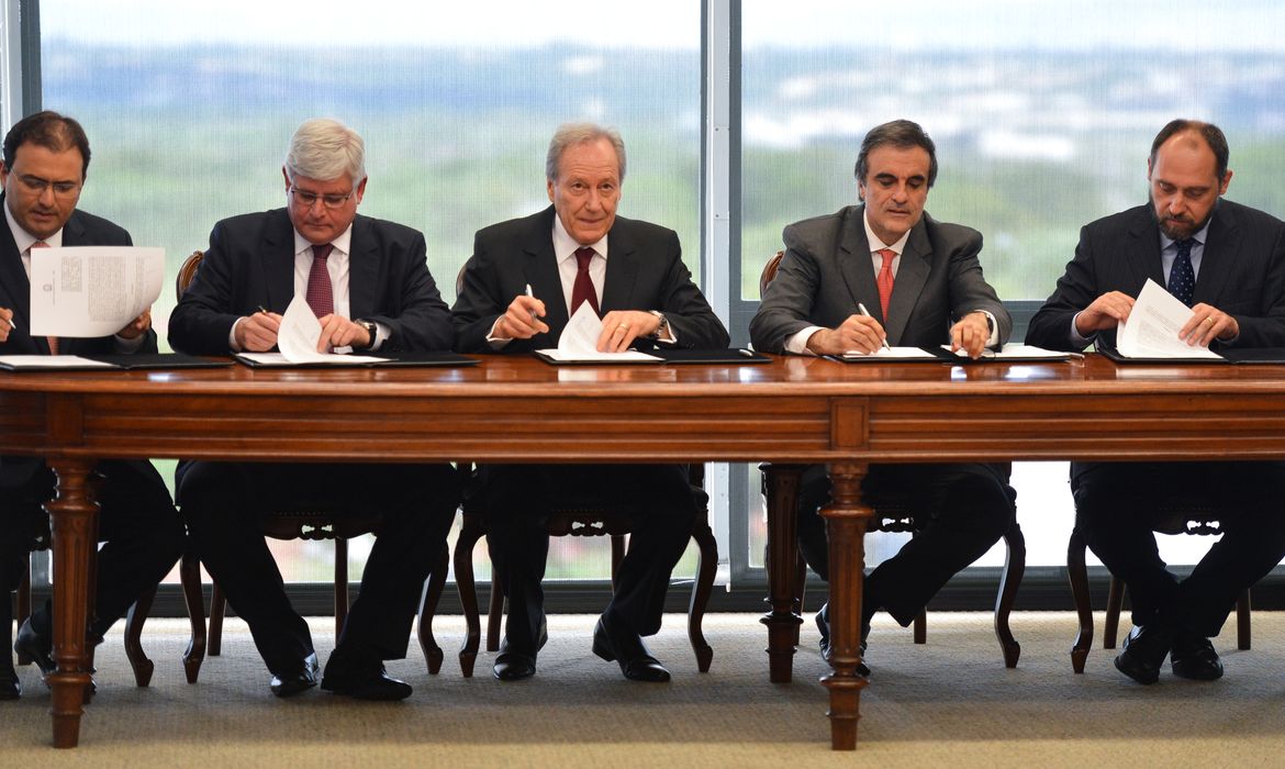 Solenidade de assinatura de um acordo de cooperação entre o CNJ e o MJ, CNMP, AGU, CGU e OAB para promover medidas de combate à corrupção (José Cruz/Agência Brasil)