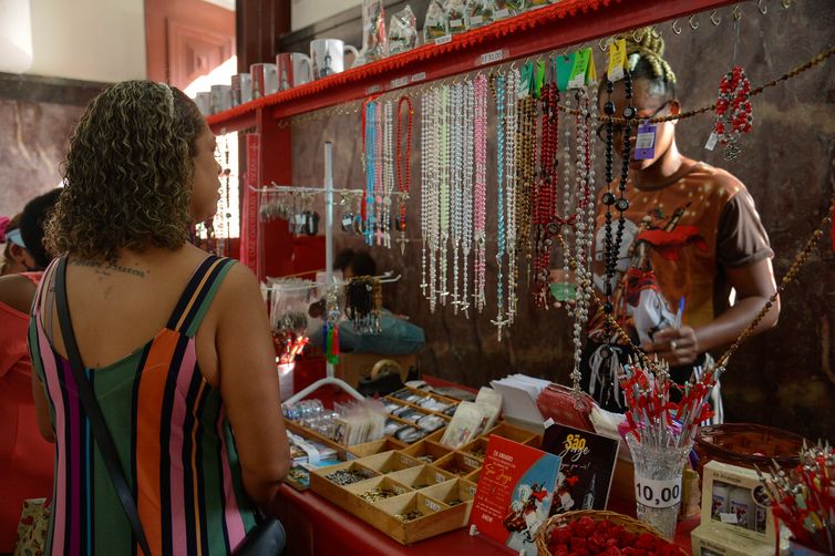 Rio de Janeiro (RJ), 20/04/2023 – Loja vende diversos itens com imagem de São Jorge, na Praça da República, no centro da capital fluminense. Foto: Tomaz Silva/Agência Brasil