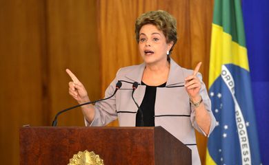 Brasília - A presidenta Dilma Rousseff, durante cerimônia no Palácio do Planalto, recebe apoio de intelectuais e artistas contra o processo de impeachment (Antonio Cruz/Agência Brasil)