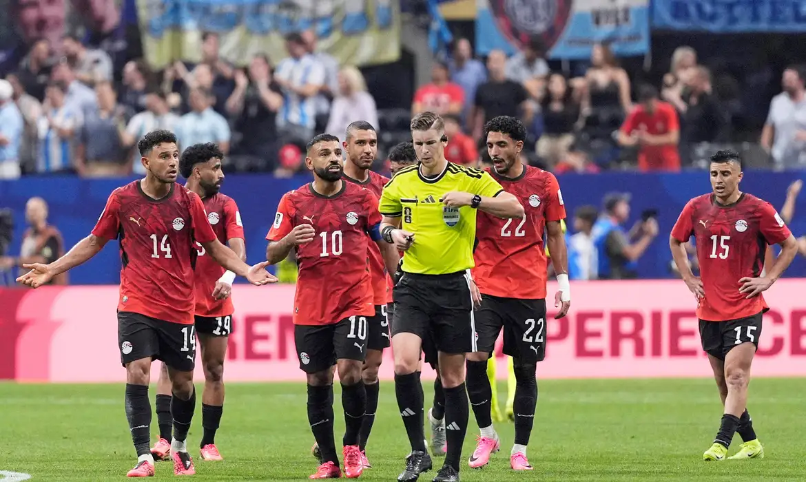 Arbitragem da Fifa nega parcialidade em duelo Argentina x Egito
