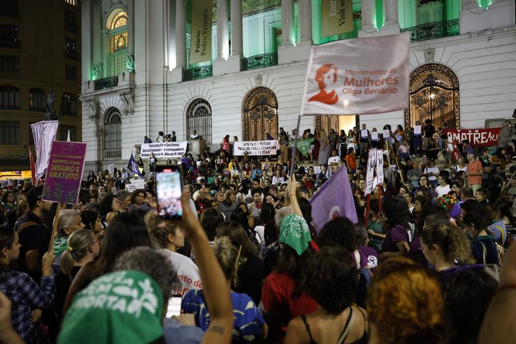 Rio de Janeiro (RJ) 13/06/2024 – Manifestação de protesto contra o PL 1904/24, que equipara aborto a homicídio, com pena de até 20 anos, reúne mulheres na Cinelândia. Foto: Fernando Frazão/Agência Brasil