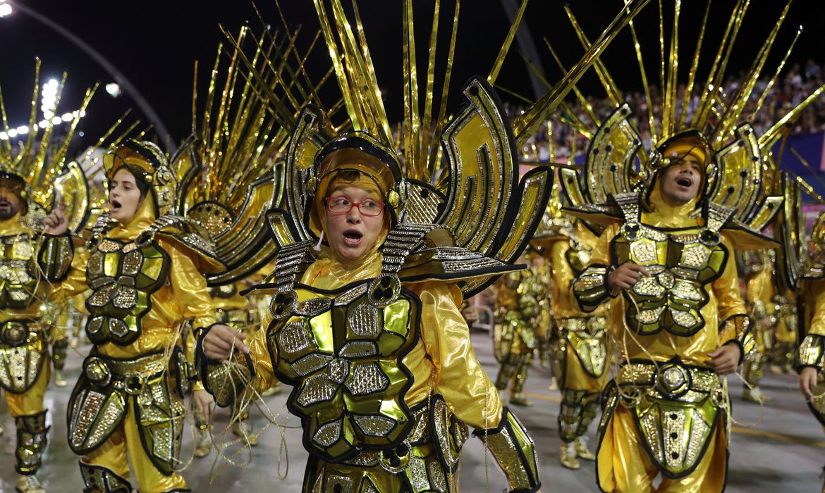 Escola de samba Dragões da Real se apresenta na segunda noite do desfile de carnaval no Sambódromo, em São Paulo.