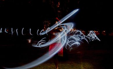 Brasília (DF), 31/10/2023 - Mensagens em inglês convidando para a festa de Halloween nas escolas. Não, não se trata de uma cena de filme estrangeiro, mas de cenários possíveis de escolas brasileiras em 2023. Nesta terça (31), Dia do Saci, é possível que esse símbolo da cultura brasileira possa, mais uma vez, sofrer apagamentos e que as crianças desconheçam o que o personagem lendário significa além da imagem do menino preto com um gorro vermelho na cabeça. Saci, conforme explicam os pesquisadores, é uma lenda que ensina crianças e adultos, e a negação desse mito espelha o racismo nacional de cada dia.
Foto: Joédson Alves/Agência Brasil