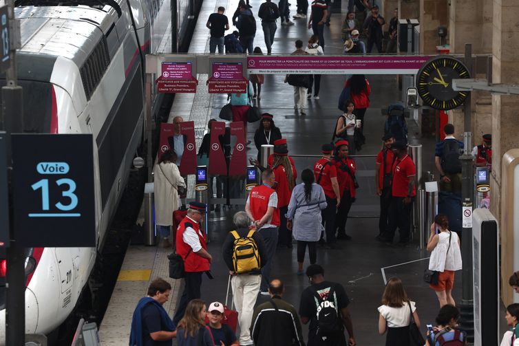 Paris 2024 Olympics - Previews - Gare du Nord, Paris, France - July 26, 2024. Staff and passengers are pictured at Gare du Nord station after threats against France's high-speed TGV network, ahead of the Paris 2024 Olympics opening ceremony. Reuters/Yves Herman/Proibida reprodução