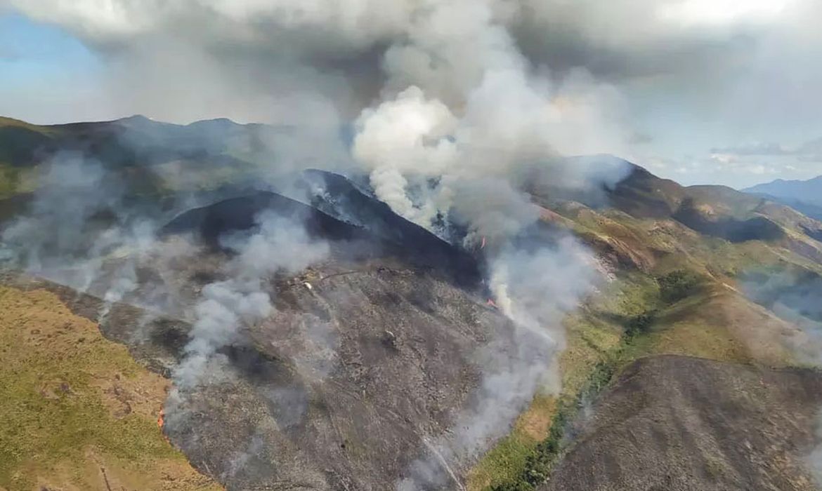 Incêndio de grandes proporções atinge reserva ambiental, em