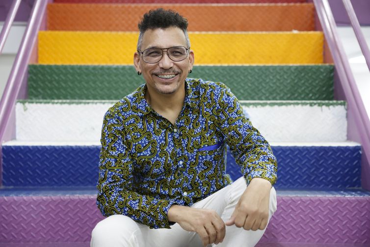 Rio de Janeiro (RJ), 14/11/2025 – O presidente do Grupo Arco-Íris, Cláudio Nascimento, fala sobre os 30 anos da Parada  LGBTI+. Foto: Fernando Frazão/Agência Brasil