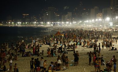 Rio de Janeiro (RJ) 22/01/2025 - Onda de calor no verão atrai frequentadores para a praia de Ipanema durante a noite. Foto: Fernando Frazão/Agência Brasil