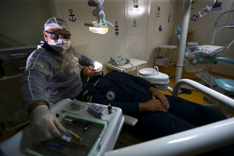 O Capitão-Tenente e dentista, Rhamir Saulo, durante atendimento no Navio Auxiliar Pará.