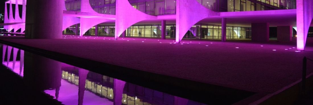 O Palácio do Planalto ganhou iluminação rosa para lembrar a importância da prevenção do câncer de mama.