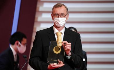 Svante Pääbo recebe prêmio em Tóquio