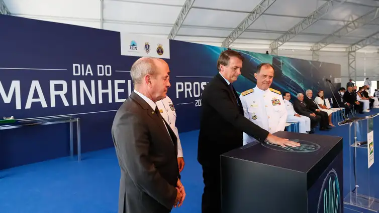 O presidente da República, Jair Bolsonaro, durante acionamento do sistema de integração do Submarino Tonelero