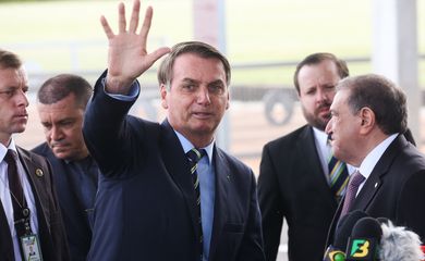 Presidente Jair Bolsonaro cumprimenta populares no Palácio da Alvorada