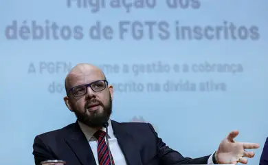 Brasília (DF) 01/06/2026 -  O procurador-geral adjunto da Dívida Ativa da União e do FGTS, Theo Lucas, acompanhado do Analista Arnaldo Meira, durante coletiva sobre mudanças na cobrança de débitos do FGTS inscritos na dívida ativa.  Foto: Fabio Rodrigues-Pozzebom/ Agência Brasil