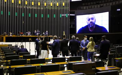 Deputados votam sobre manutenção da prisão de Daniel Silveira