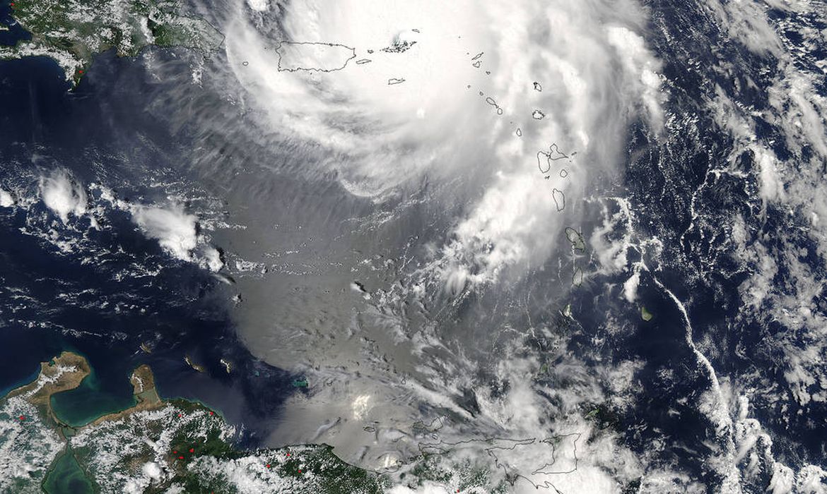 Furacão Irma sobre o Caribe, o mais forte registrado no Oceano Atlântico 