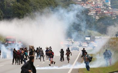 São Paulo (SP), 30/05/2023 - A polícia militar atira bombas de gás lacrimogêneo contra manifestantes guaranis do Jaraguá que protestavam contra o  PL 490 do marco temporal na rodovia dos Bandeirantes. Foto: Rovena Rosa/Agência Brasil