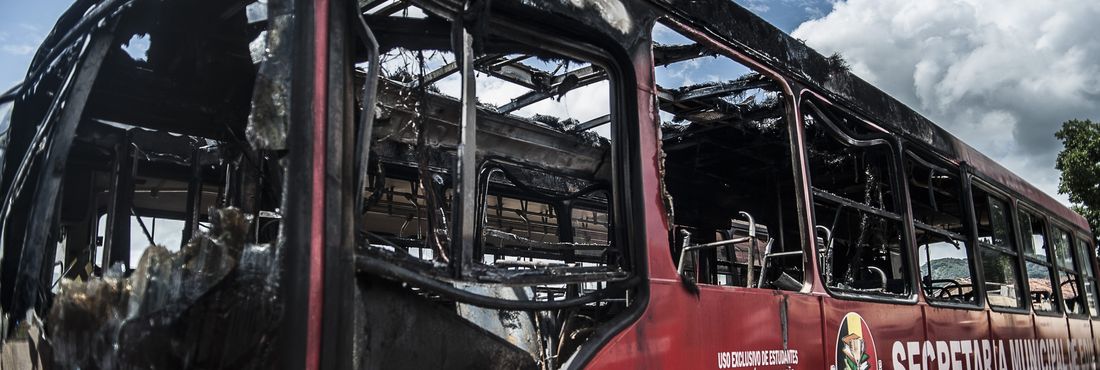 Três ônibus utilizados para transporte de estudantes foram incendiados na madrugada desta terça-feira (5) no pátio da Prefeitura de Ilhota, em Santa Catarina