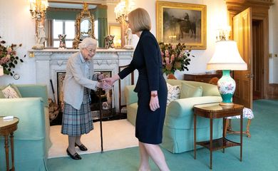 Liz Truss se reúne com rainha Elizabeth