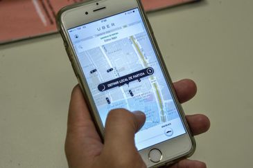 Aplicativo Uber acessado pelo smartphone
