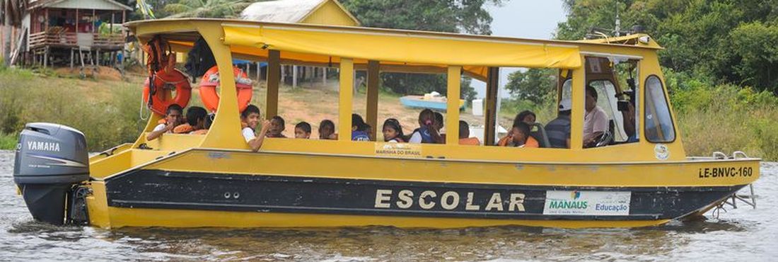 Barco escolar na Amazônia
