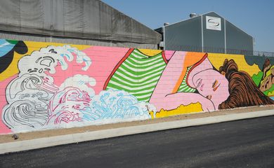 Rio de Janeiro (RJ), 21/09/2023 – Muro grafitado pelo artista Lucas Cassarotti como parte do projeto Cores da Brasil, que será o maior corredor de arte urbana da América Latina, na Avenida Brasil, zona norte da capital fluminense. Foto: Tomaz