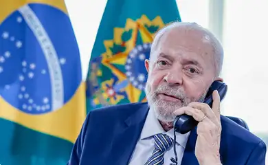 22.07.2024 - Presidente da República, Luiz Inácio Lula da Silva, no Palácio do Planalto, durante telefonema com o Presidente da França, Emmanuel Macron. Brasília - DF.  Foto: Ricardo Stuckert / PR