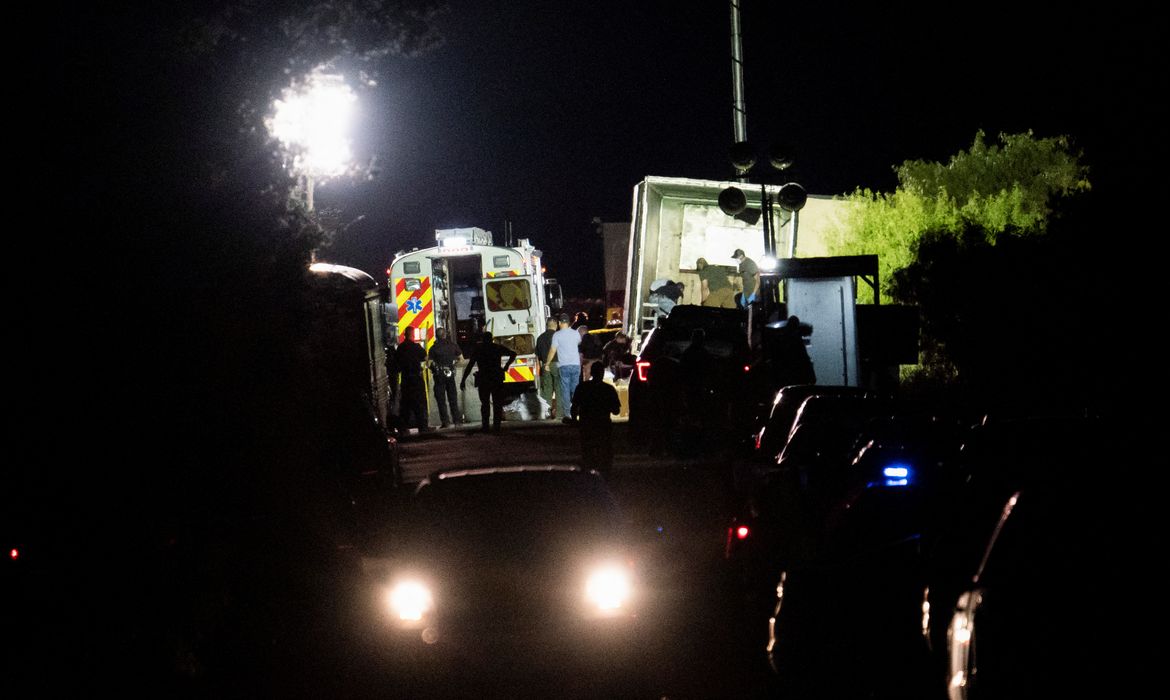 Agentes da lei no local onde foi encontrado um caminhão com 46 cadáveres em San Antonio, nos Estados Unidos