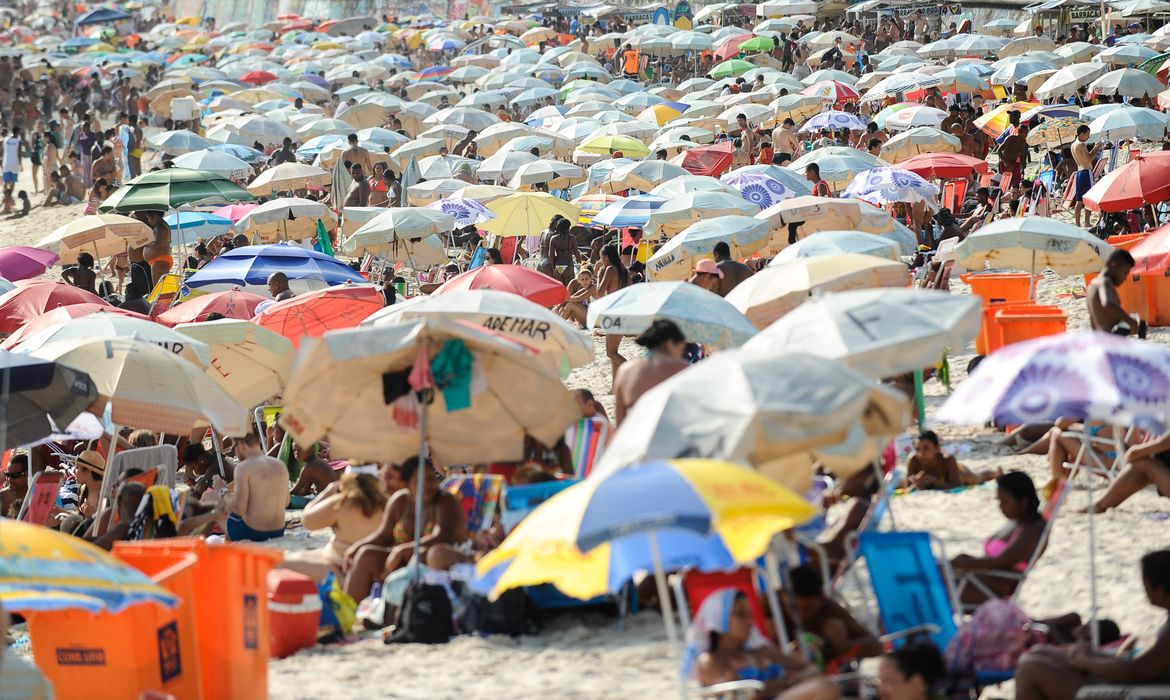Cariocas e turistas lotam praias do Rio em dia de altas temperaturas (Tomaz Silva/Agência Brasil)