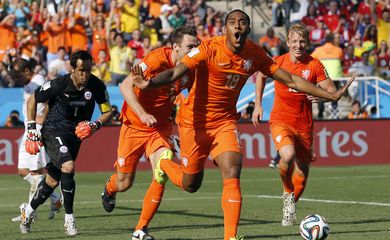 Holanda vence o Chile por 2 a 0 (Frank Augstein/AP/Direitos Reservados)