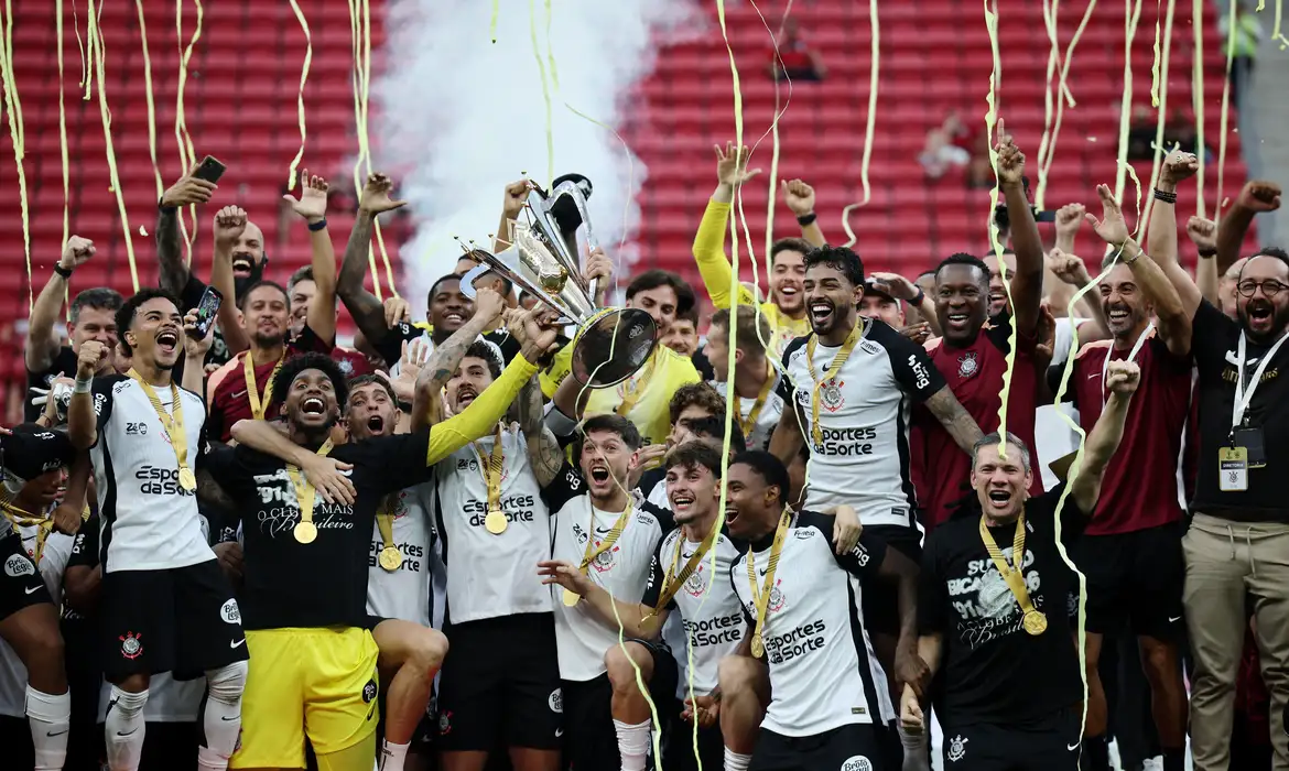 Soccer Football - Supercopa do Brasil - Final - Flamengo v Corinthians - Estadio Mane Garrincha, Brasilia, Brazil - February 1, 2026  Corinthians' Gustavo Henrique lifts the trophy with teammates after winning the Supercopa do Brasil REUTERS/Adriano Machado