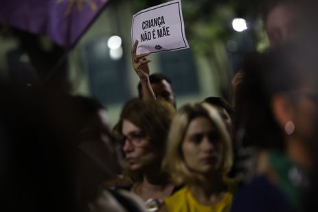 Rio de Janeiro (RJ) 13/06/2024 – Manifestação de protesto contra o PL 1904/24, que equipara aborto a homicídio, com pena de até 20 anos, reúne mulheres na Cinelândia. Foto: Fernando Frazão/Agência Brasil