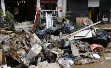 Destruição nas lojas da Rua do Imperador, causada pela lama de deslizamentos de terra durante chuvas em Petrópolis.