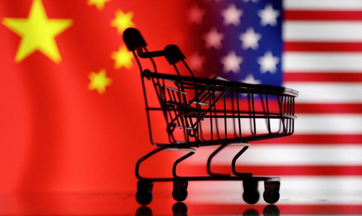 Ilustração com bandeiras de China e EUA30/01/2023. REUTERS/Dado Ruvic/Illustration