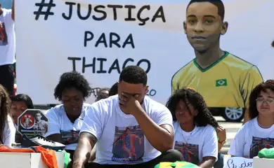 Rio de Janeiro (RJ), 19/08/2023 - Diogo Fausino, pai de Thiago, se emociona em ato. A ONG Rio de Paz, familiares de Thiago Menezes Flausino, moradores,  amigos e lideranças da Cidade de Deus, onde o menino de 13 anos foi morto em ação da PM, no último dia 6; fazem protesto e enterro simbólico, na Praia de Copacabana. Foto:Tânia Rêgo/Agência Brasil