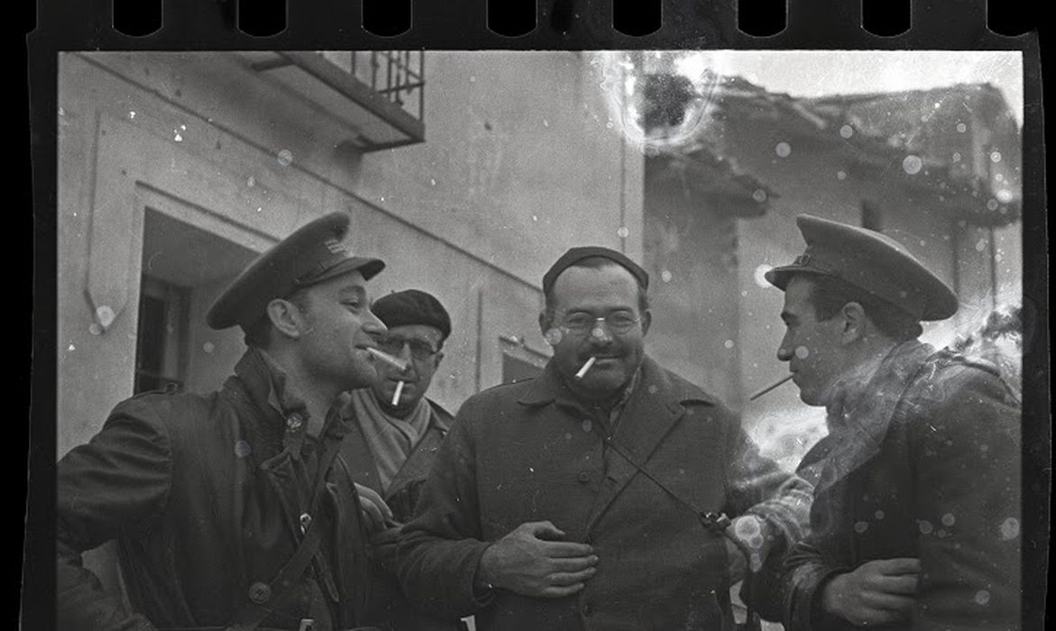 Herbert Hemingway, Hebert Mathews, jornalista do New York Times, e dois soldados republicanos, em Teruel, Espanha, no final de dezembro de 1937