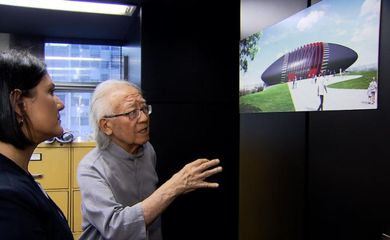 Roseann Kennedy entrevista o arquiteto Ruy Ohtake