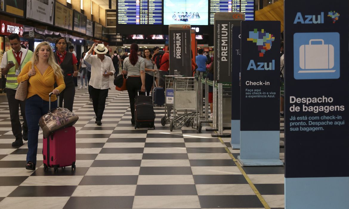 Nova regra relativa ao tamanho da bagagem de mão, que não pode exceder 55 centímetros de altura, 35 de largura e 25 de profundidade, já está em vigor no Aeroporto de Congonhas, em São Paulo.