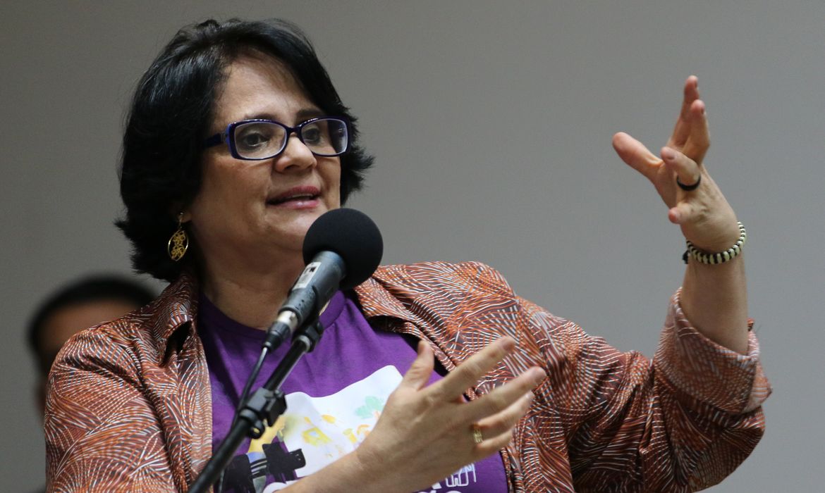 A ministra da Mulher, Família e Direitos Humanos, Damares Alves, participa do seminário Cruzada da Adoção - Adoção 9 meses: Família para todos, na Câmara dos Deputados. 
